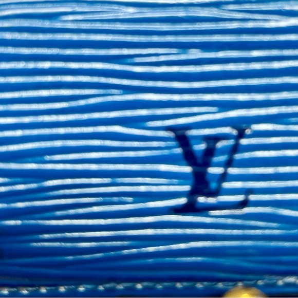 Authentic Louis Vuitton blue epi leather 4 key ring card holder - Picture 4 of 14